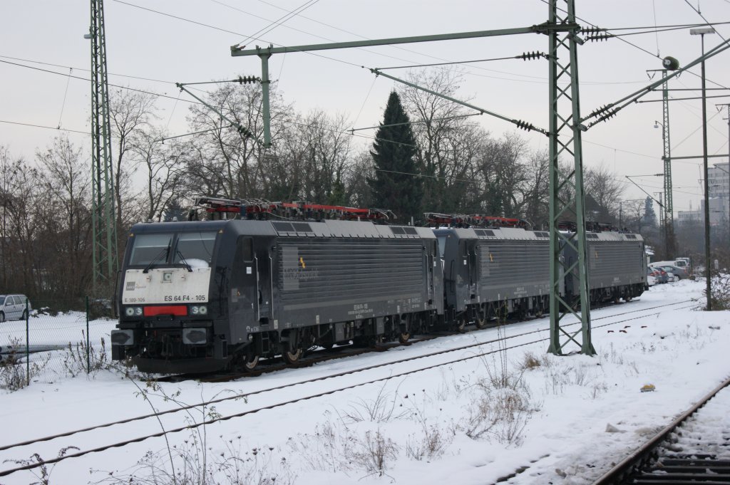 E189-105,E189-110 und E189-115 standen am 27.12.2010 in Mnchengladbach-Hbf abgestellt.