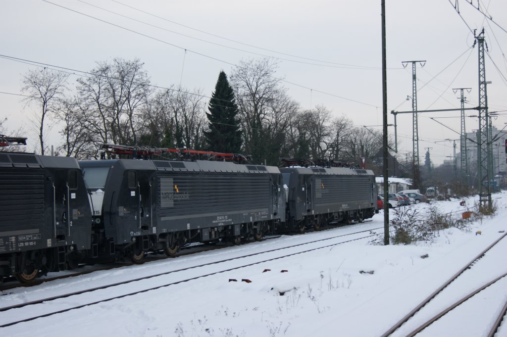 E189-110 und E189-115 standen am 27.12.2010 in Mnchengladbach-Hbf  abgestellt.