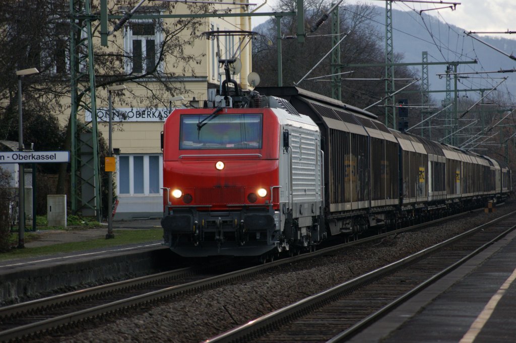E37 531 bei der Durchfahrt mit einem Gterzug in Bonn-Oberkassel am 8.1.2011.