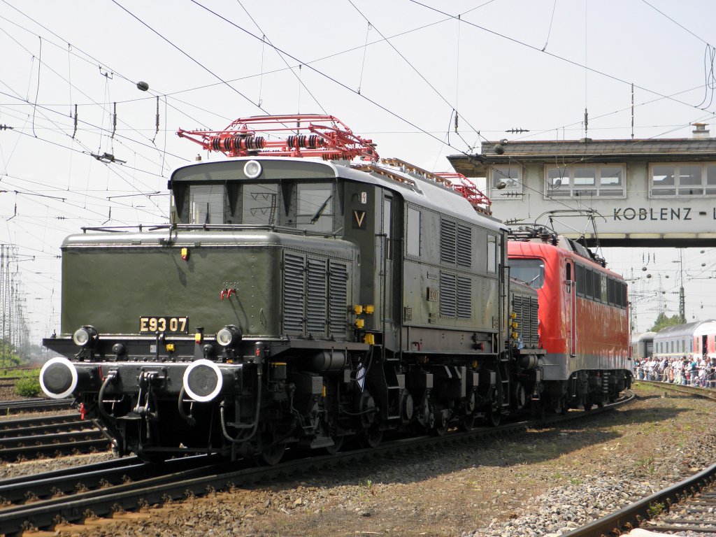 E93 07 mit DB 115 152 von E10 EV auf der Lokparade in Koblenz Ltzel am 21.5.2011