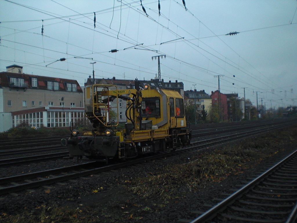 Ein kleines Gleisbaufahrzeug bei der Durchfahrt in Kln-West am 7.11.2010.