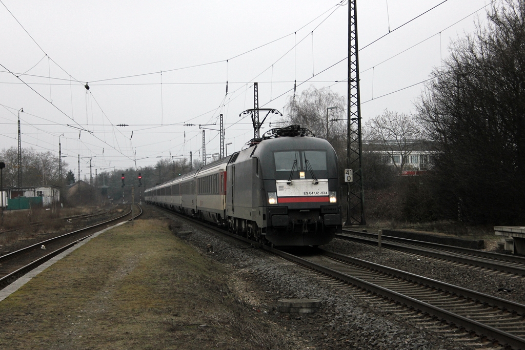 ES 64 U2-074 (182 574) vermietet an DB Fernverkehr  mit dem EC7 nach Chur in Bonn-Mehlem am 3.3.2012