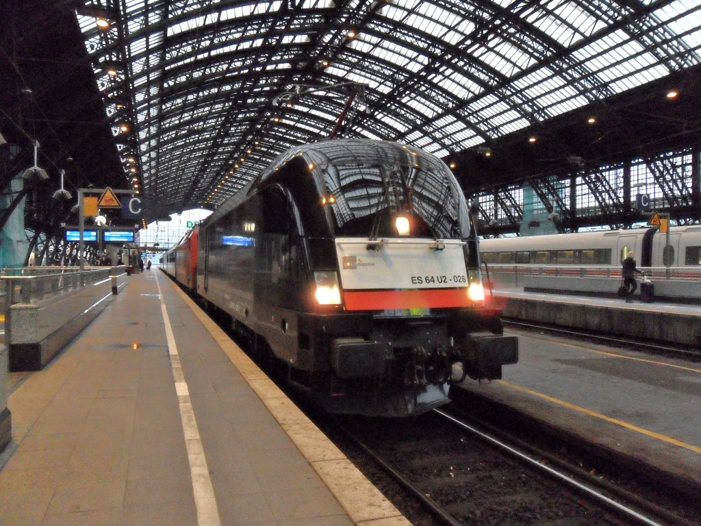 Farnair Rail logistics ES 64 U2-026 mit dem CNL aus Wien im Klner Hbf am 13.11.10