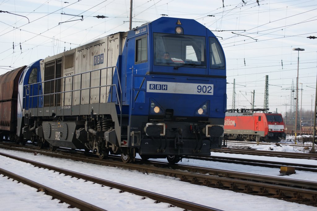 G2000 von RBH (902) bei der Durchfahrt in Oberhausen-West am 5.1.2011.