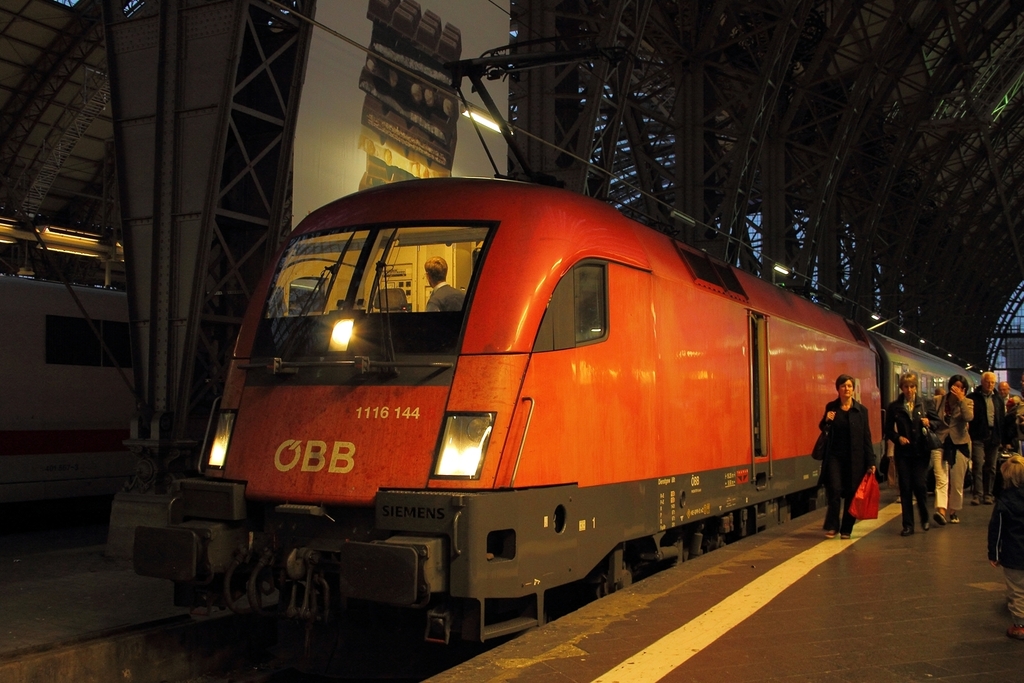 BB 1116 144-8 mit dem leicht verspteten EC112 aus Klagenfurt in Frankfurt a. M. Hbf am 15.9.2012