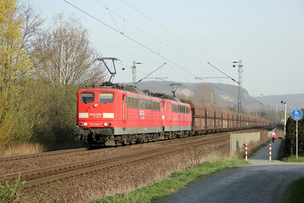 Railion 151 024-7 mit DB 151 002-3 in Limperich am 27.3.2012