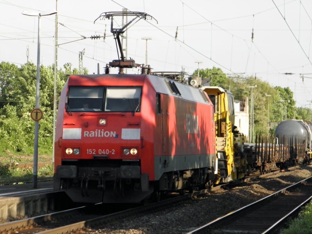Railion 152 040-2 mit einem Baufahrzeug in Beuel am 14.5.2011