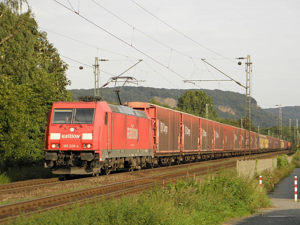 Railion 185 228-4 mit dem  Schuhkarton  in Limperich am 31.8.2011