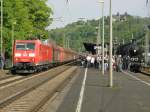 Br 185/137154/db-185-042-9-mit-einem-kohlezug DB 185 042-9 mit einem Kohlezug und auf Gleis 3 Bayrische S 3/6 der Zuschauer Magnet ;)in Linz am Rhein am 30.4.2011