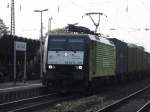 Br 189/137155/ers-es-64-u4-290-mit-einem ERS ES 64 U4-290 mit einem Containerzug in Beuel am 30.4.2011