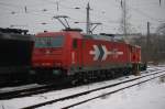 185 606-1 von HGK wurde am 03.01.2011 von 125 002-2 herum rangiert in Krefeld-Hbf.