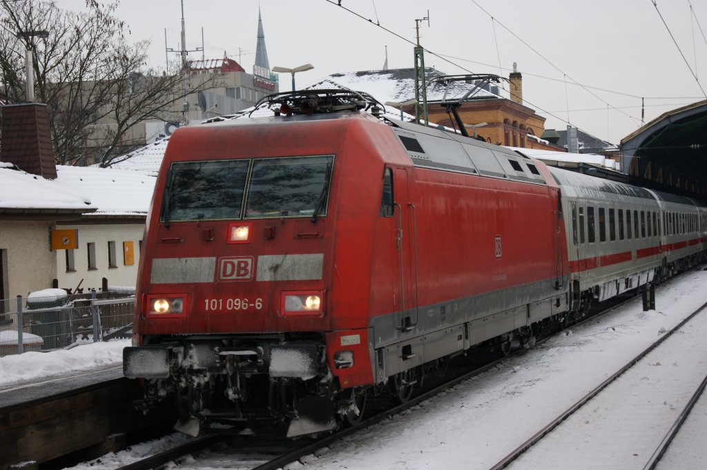 101 096-6 mit einem IC in Bonn-Hbf am 27.12.2010.