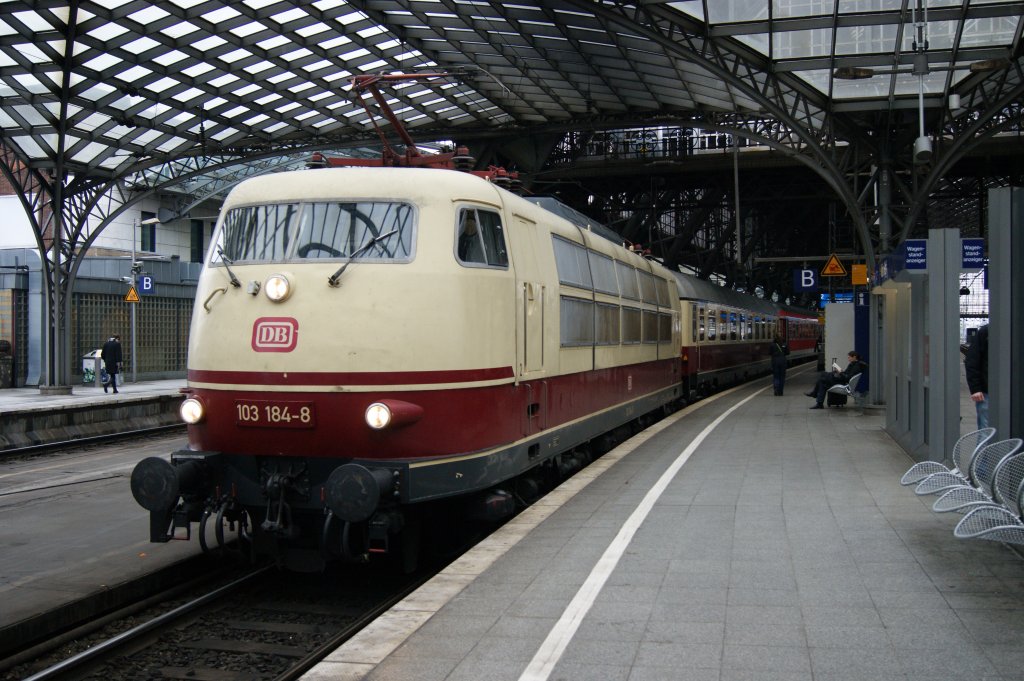 103 184-8 stand am 7.1.2011 in Kln-Hbf mit dem IC nach Flensburg.
