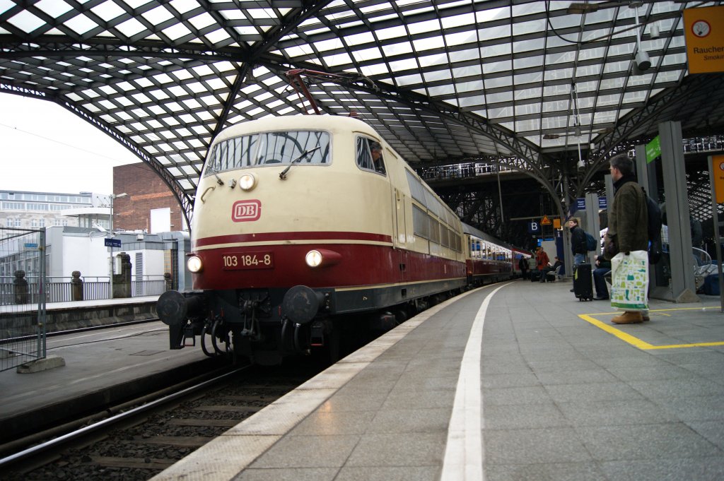 103 184-8 stand am 7.1.2011 in Kln-Hbf mit dem IC nach Flensburg.