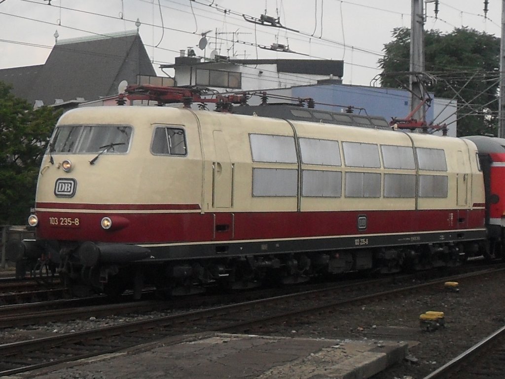 103 235-8 am 30.7.10 mit IC1806 nach Hamburg-Altona im Klner Hbf.