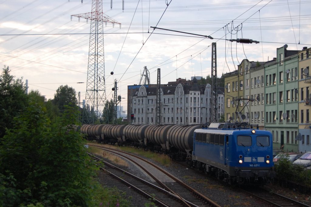 140 037-1 verlsst gerade ihren Startbahnhof Hamburg-Unterelbe,zum ziehen hat sie einen Kesselwagenzug der mit Heizl befllt nach Bad Reichenhall geht.