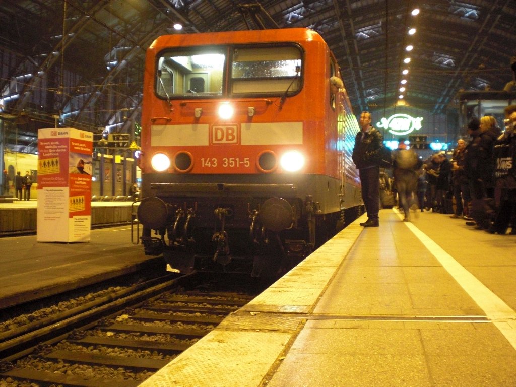 143 351-5 mit einem Personenzug in Kln-Hbf am 23.12.2010.