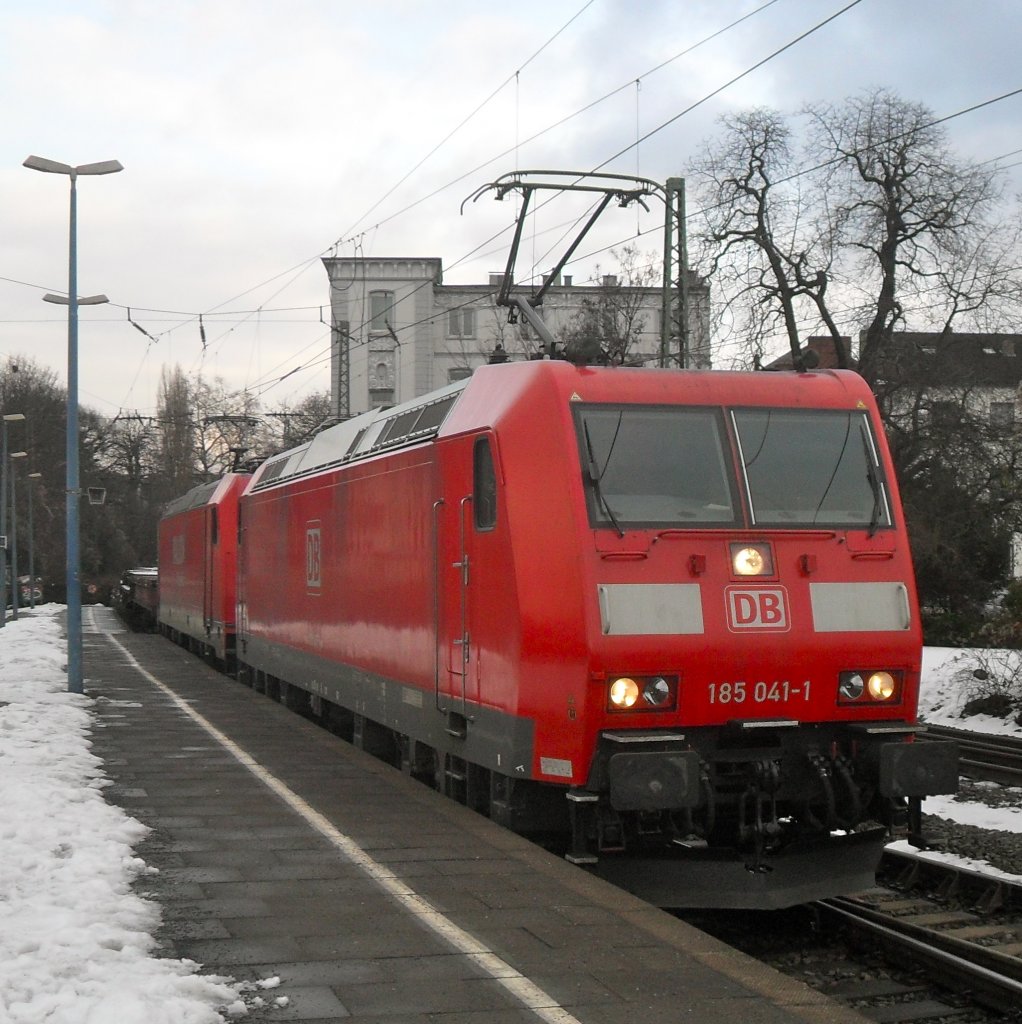 185 041-1 und Schwestermaschine am 3.1.11 in Bonn Hbf.