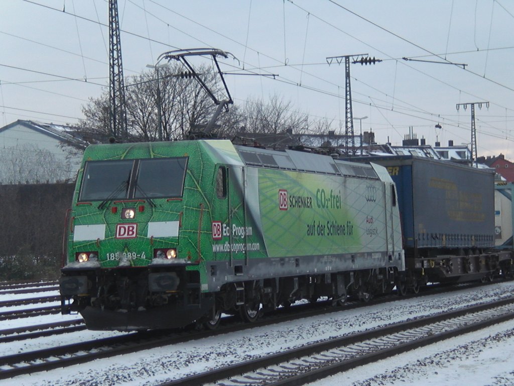 185 389-4 in Kln-West mit einem Containerzug am 4.12.2010.