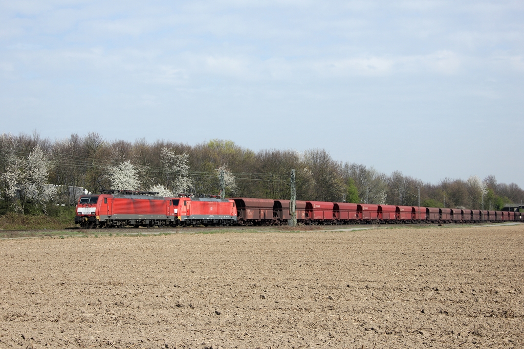 189 045-8 mit DB 198 037-6 in Vilich-Mldorf am 3.4.2012