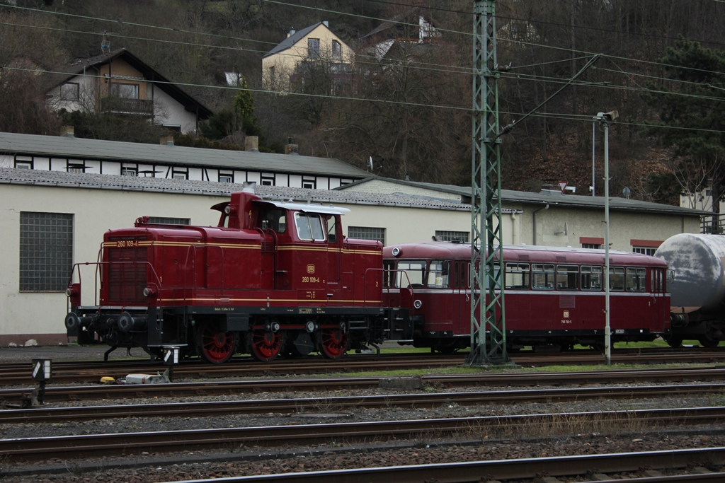 260 109-4 mit einem VT98 in Linz am Rhein am 11.1.2012