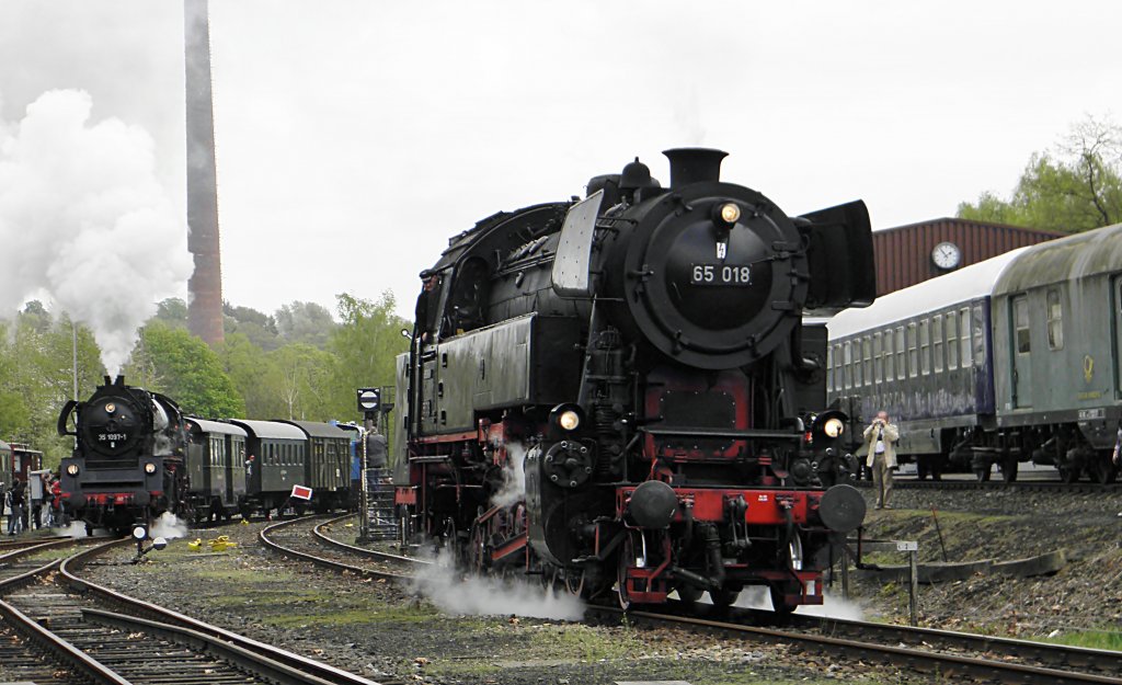 65 018 und 35 1097 mit einem Sonderzug in Bochum Dahlhausen am 16.4.2011