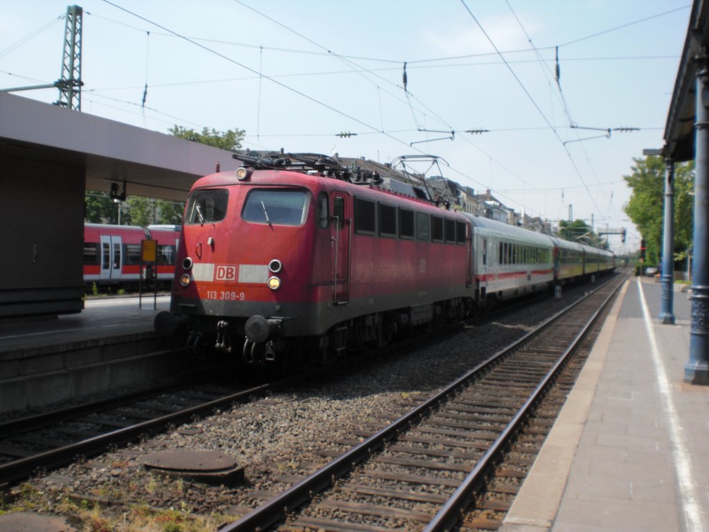 Br. 113 309-9 vor dem Bahn Toristik Express in Bonn Hbf
am 25.05.2010