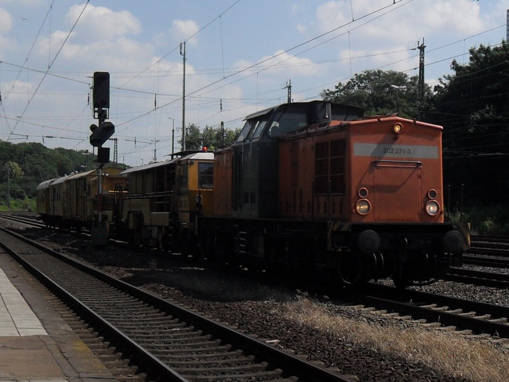 Br 203 von der Bocholter Eisenbahngesellschaft zieht einen Bauzug von der Firma Schwertbau durch Kln West am 26.6.10