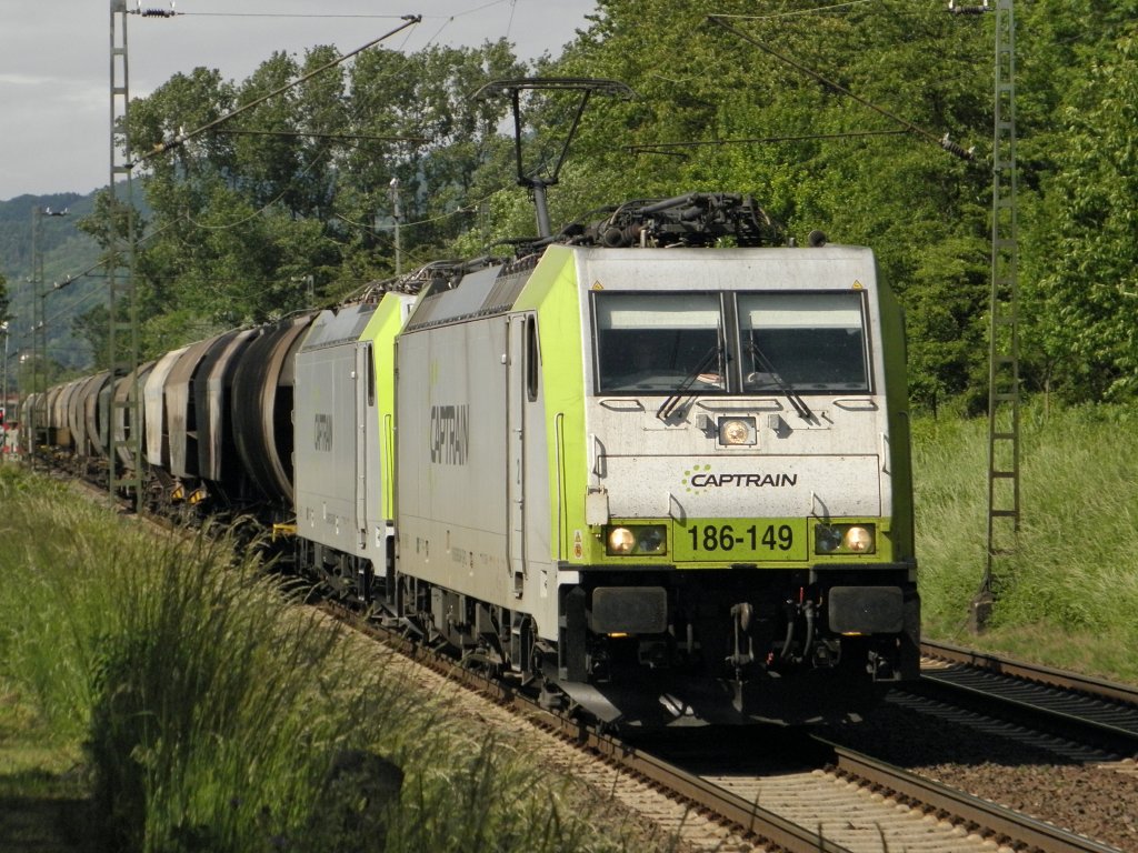Captrain 186-149 mit Schwestermaschine in Unkel am 28.5.2011