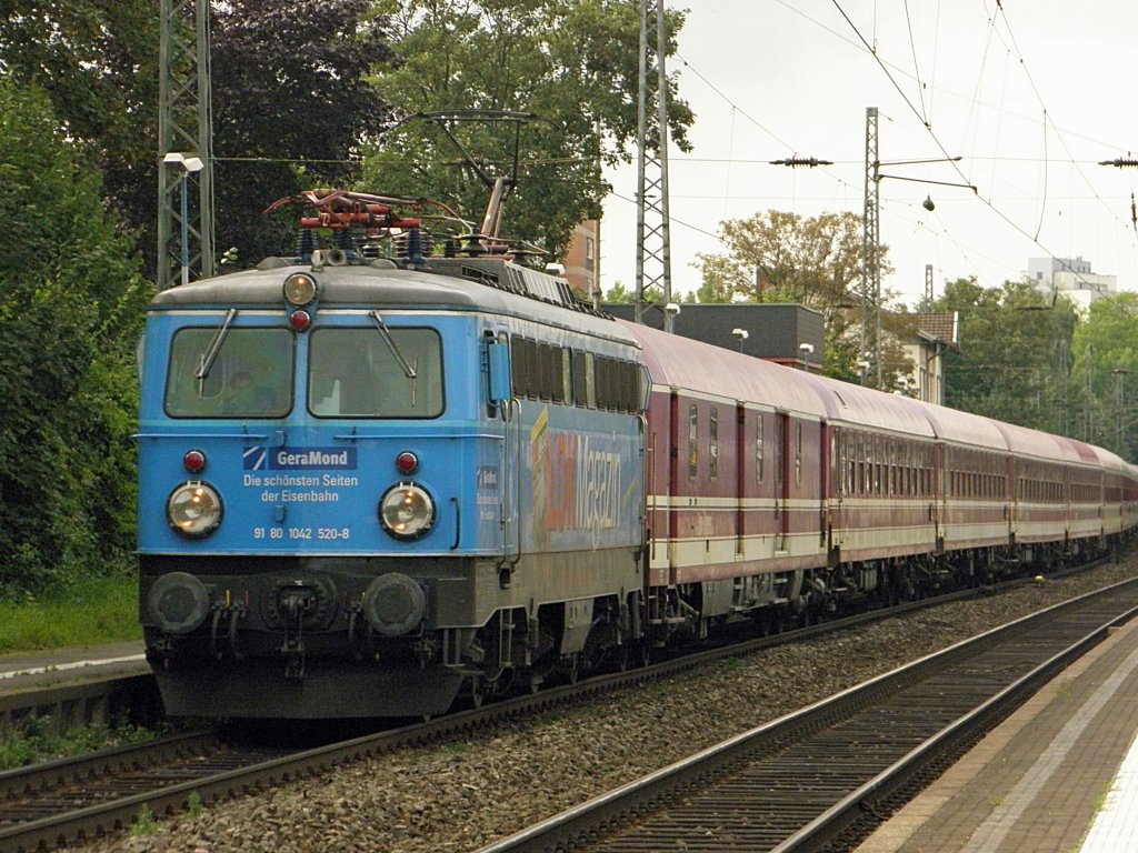 Centralbahn 1042 520-8 bei einer berfhrung von Euro Express Wagen (war ein extrem langer Zug, geschtzt 21 Wagen :p) in Beuel am 27.7.2011