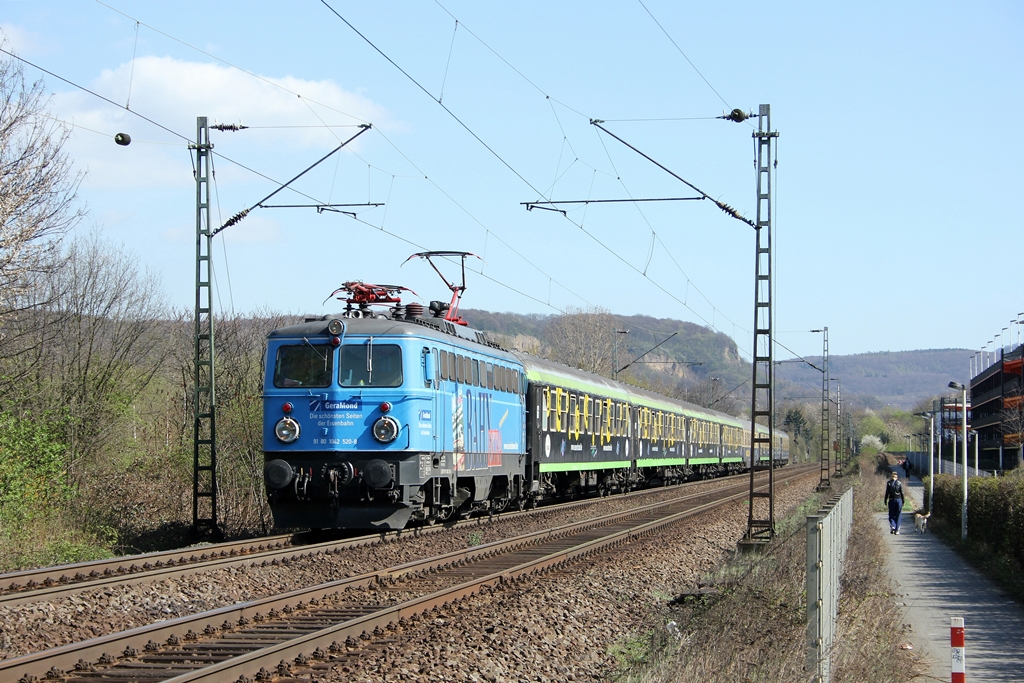 Centralbahn 1042 520-8 mit dem Hetzerather am 1.4.2012 in Limperich