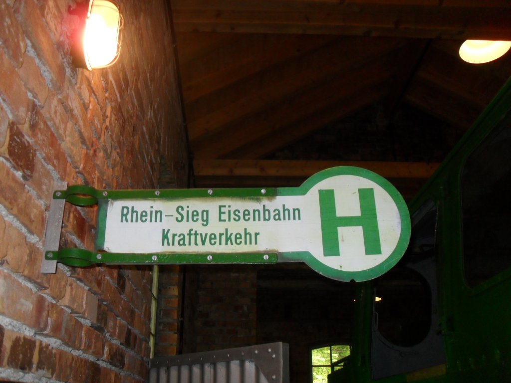Das Schild einer Bushaltestelle im Lokschuppen in Asbach.Da nach der Stilllegung der Rhein-Sieg-Eisenbahn der ehemalige Lokschuppen als Busdepot benutzt wurde und er jetzt als Museum dient hngt es hier.