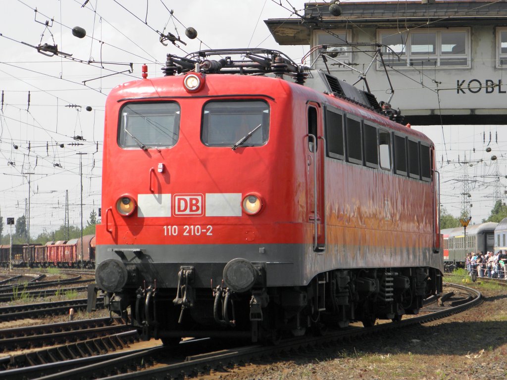 DB 110 210-2 auf der Lokparade in Koblenz-Ltzel am 21.5.2011