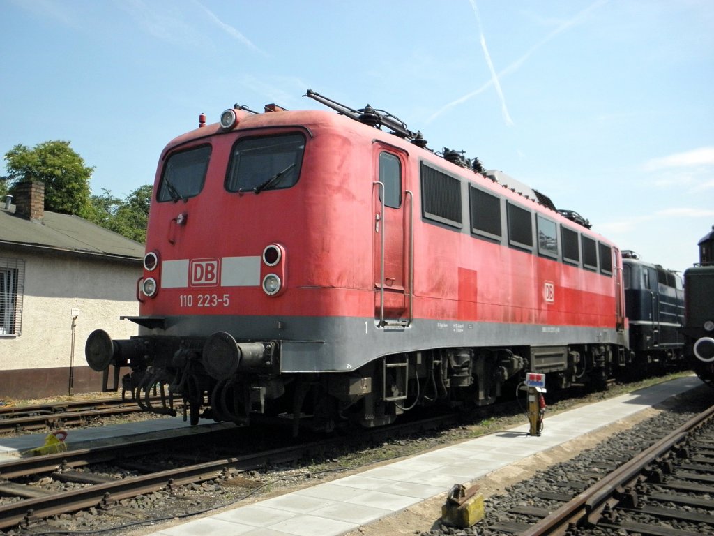 DB 110 223-5 sonnt sich in Koblenz-Ltzel am 8.6.2011