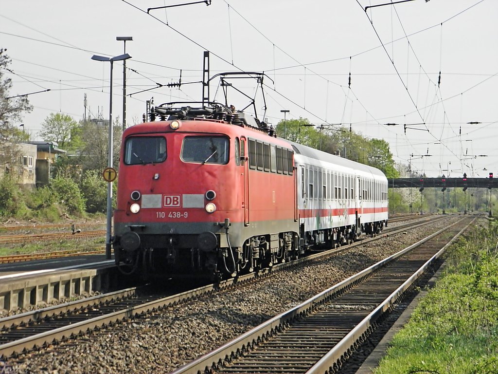 DB 110 438-9 mit zwei IC Wagen in Beuel am 7.4.2011