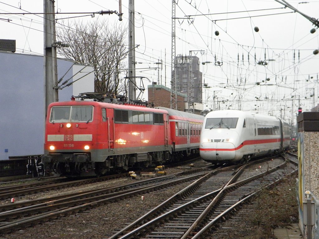 DB 111 156 und ICE 2 (402) bei einer parralel einfahrt in den Klner Hbf am 22.1.11