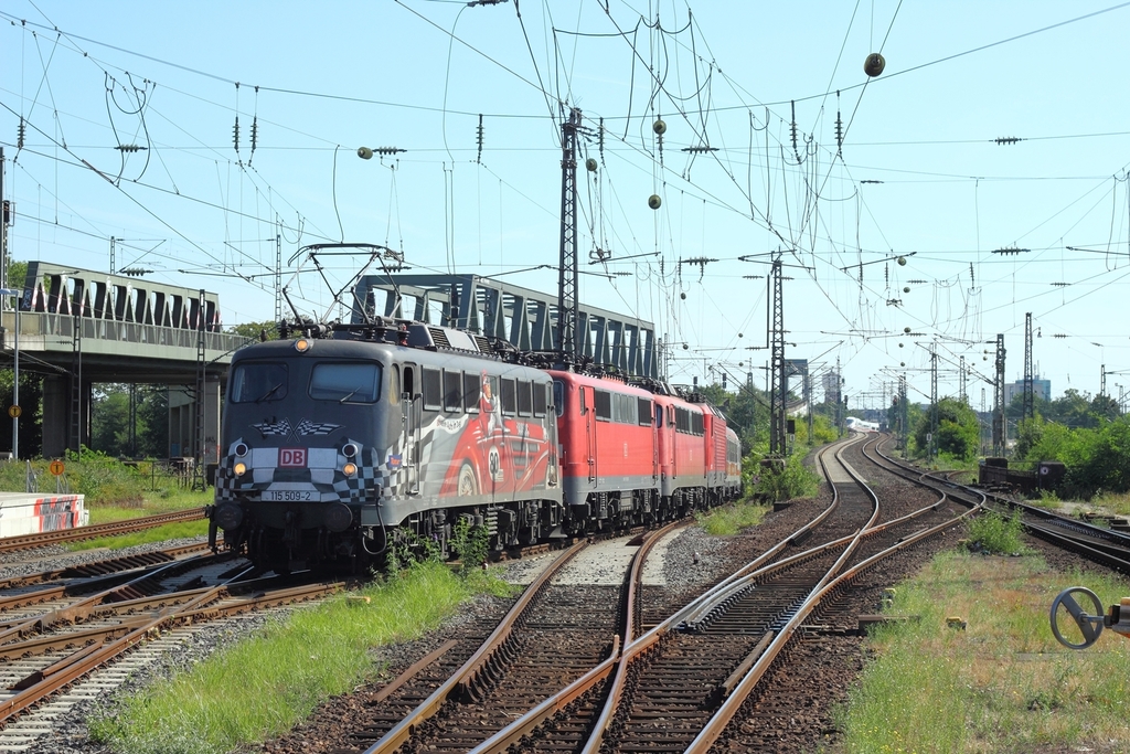 DB 115 509-2 mit 111 152-5,110 427-2 und 143 647-6 als Pbz 2470 in Kln-Deutz am 9.9.2012