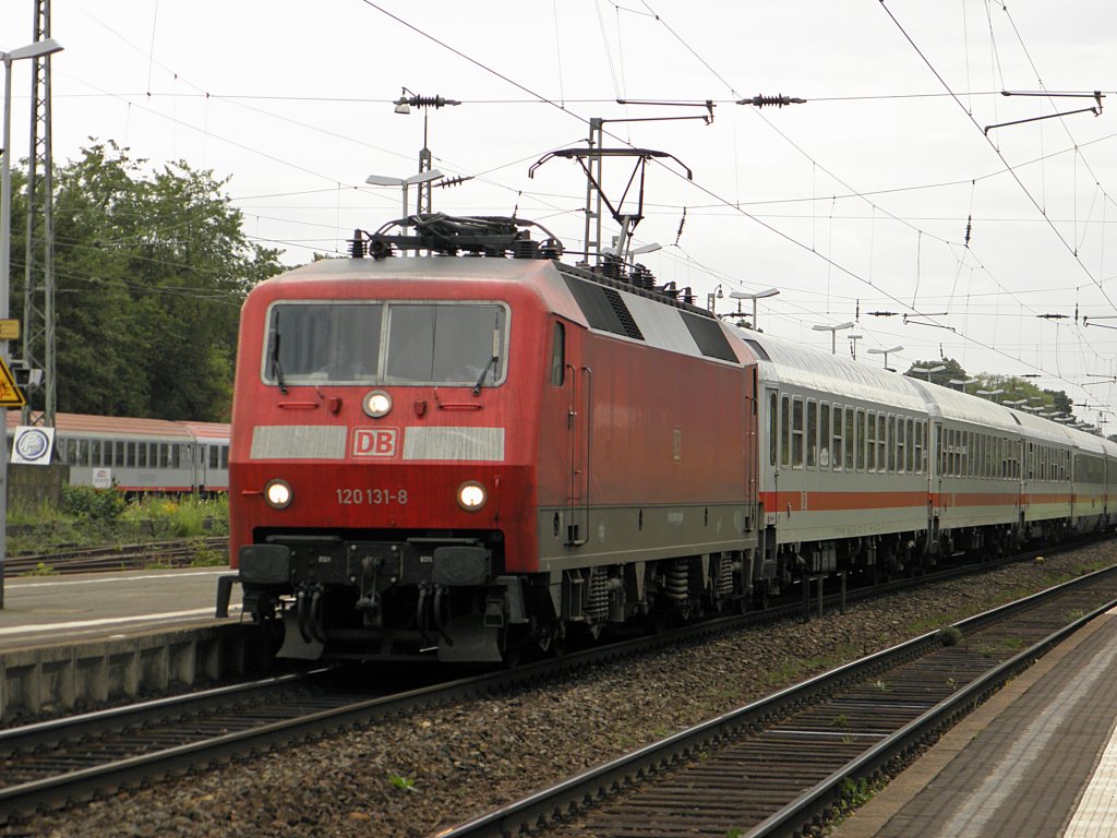 DB 120 131-8 mit einem IC in Beuel am 6.8.2011