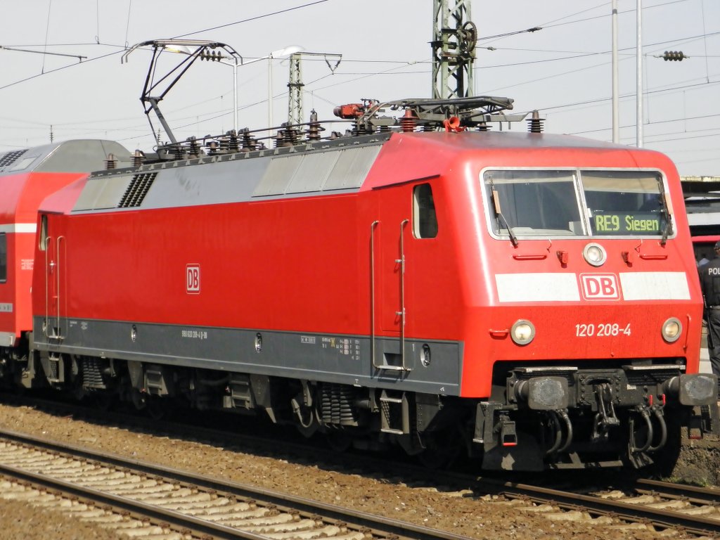 DB 120 208-4 als RE9 nach Siegen in Kln Deutz am 7.5.2011