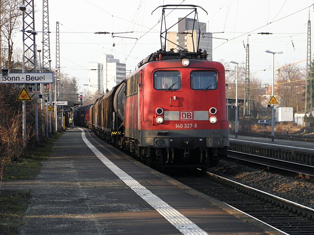DB 140 327-8 mit einem Gterzug in Beuel am 23.2.2011