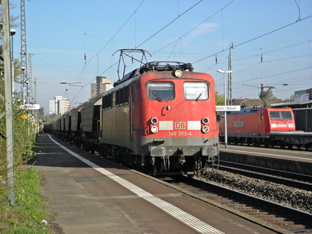 DB 140 353-4 mit einem Getreidezug in Beuel am 2.4.2011