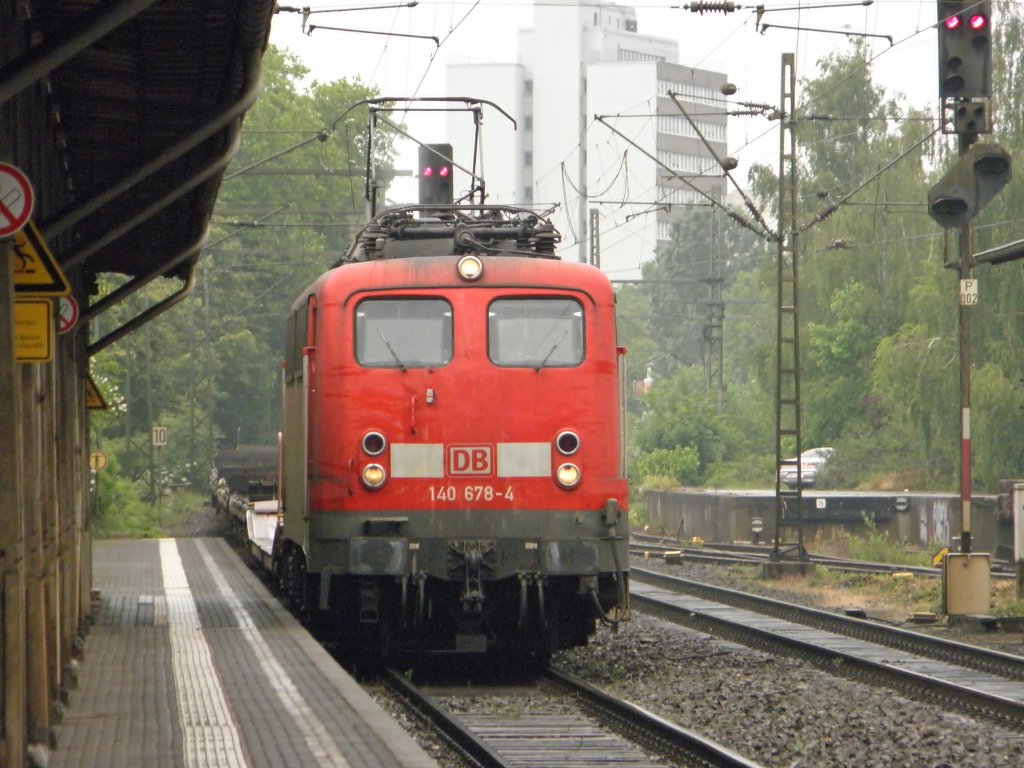 DB 140 678-4 mit einem Gterzug in Beuel am 20.5.2011