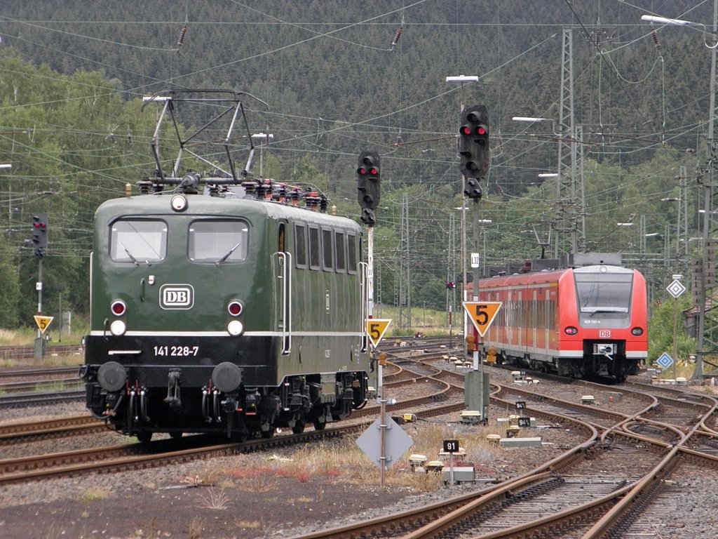 DB 141 228-7 vor einem Roten Signal und im Hintergrund ein 425 von der S-Bahn Hannover in Altenbeken am 2.7.2011