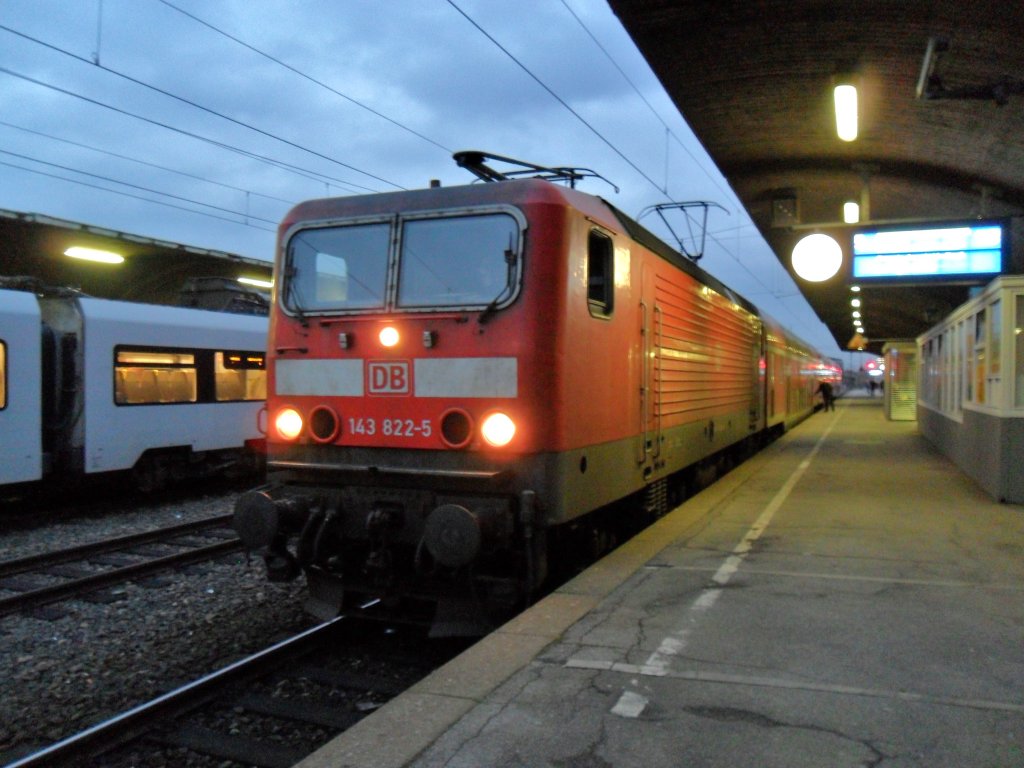DB 143 822-5 mit dem RB27 im Bahnhof Kln Messe Deutz am 18.11.10