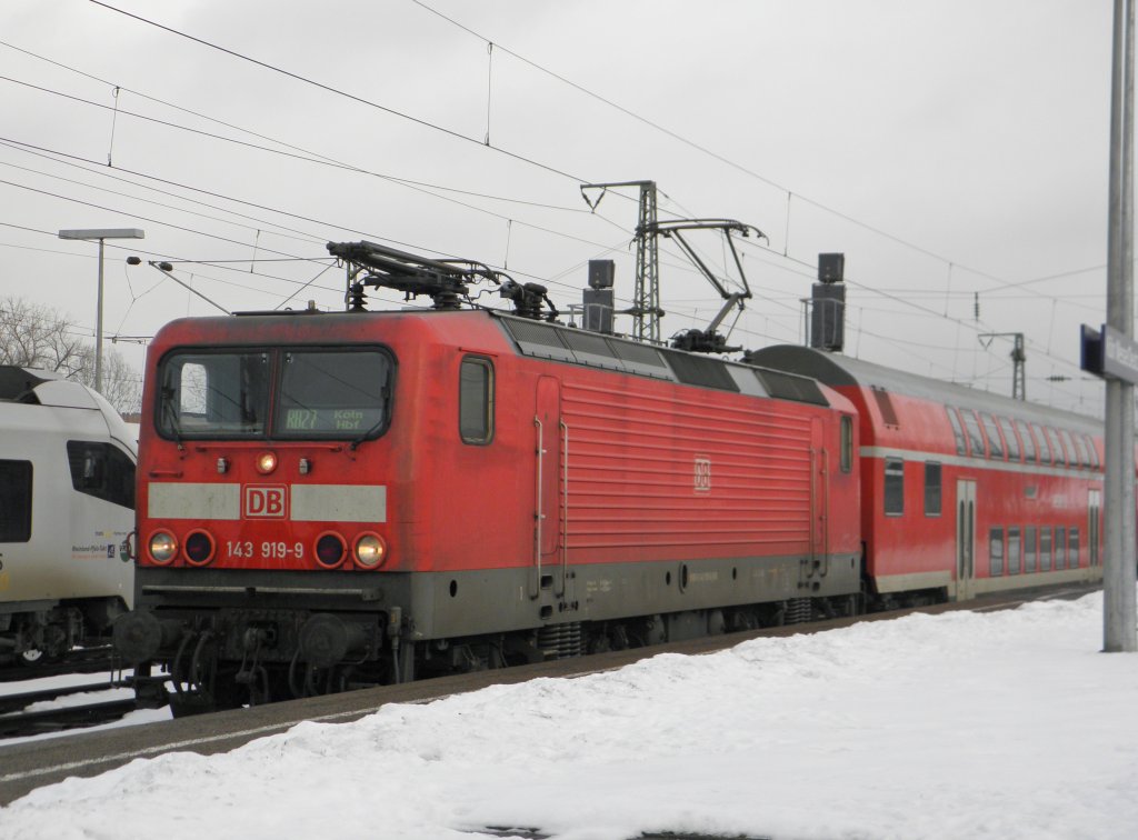 DB 143 919-9 mit dem RB27 in Kln Deutz am 2.1.11