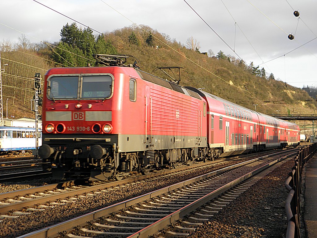 DB 143 930-6 mit dem RB27 in Linz am Rhein am 6.2.2011