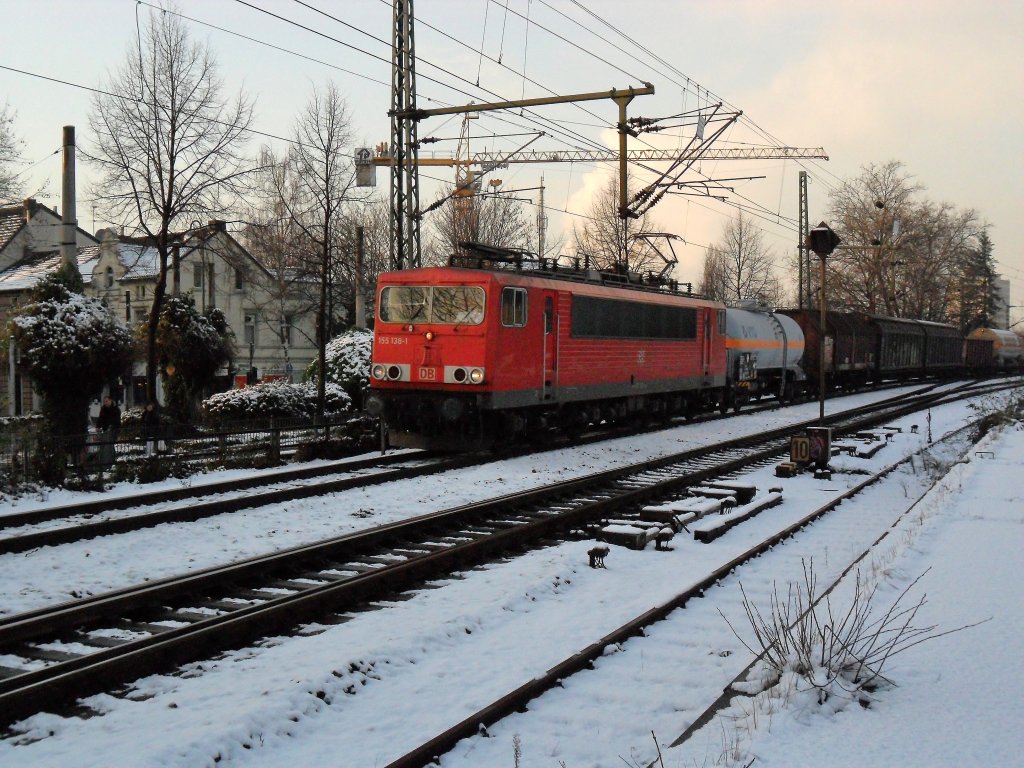 DB 155 136-1 mit einem Gterzug im verschneiten Beuel am 26.11.10