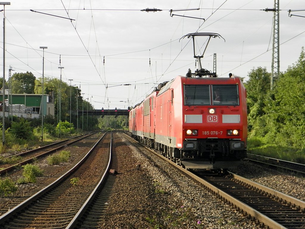 DB 185 076-7 mit einem DB Lokzug in Beuel am 11.8.2011