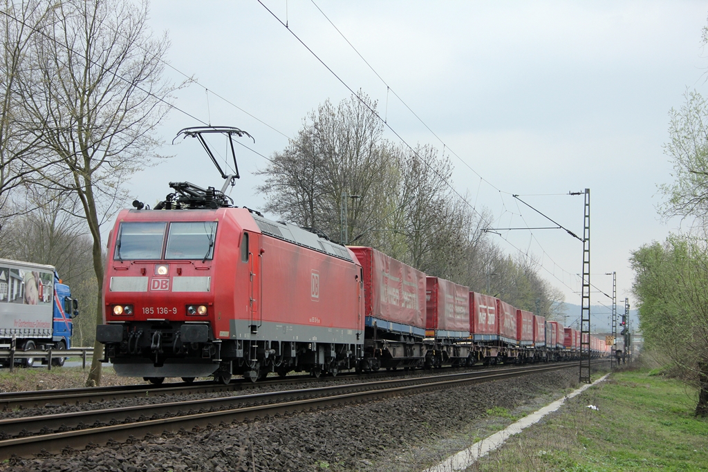 DB 185 136-9 mit dem Winner-Ganzzug in Rhnorf am 29.3.2012