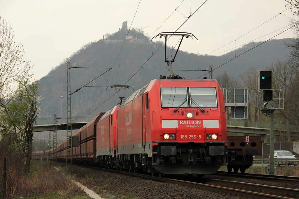 DB 185 256-5 mit DB 185 245-8 in Rhndorf am 29.3.2012